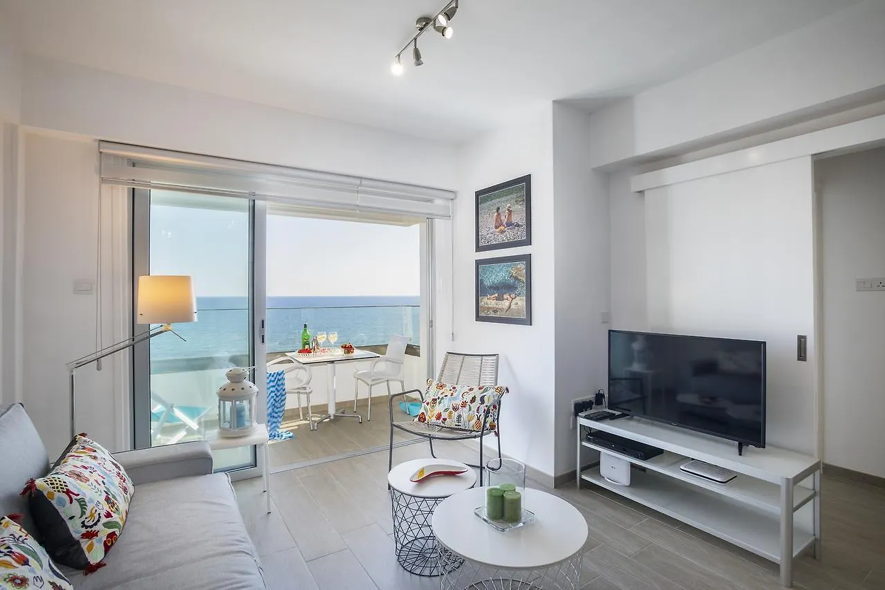 Mackenzie Zoe Seafront Suite location